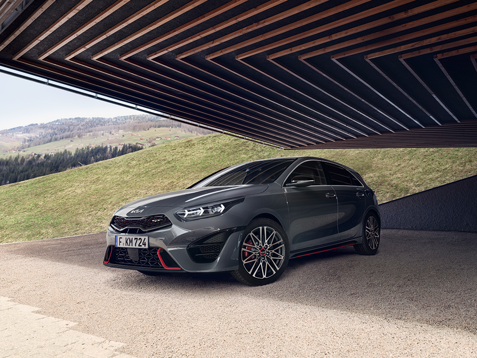 Un design unic, inspir&acirc;nd performanță cu jante standard de 18 inch