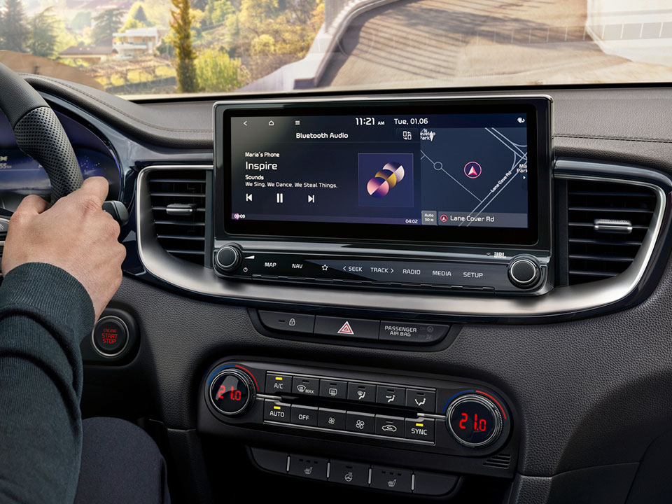 Navigație 10.25&rdquo; + Sistem infotainment + Apple Car Play și Android Auto